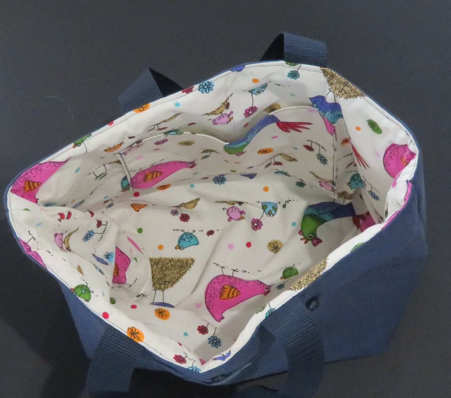 Sac bleu doublé fait à partir d'une chemise recyclée