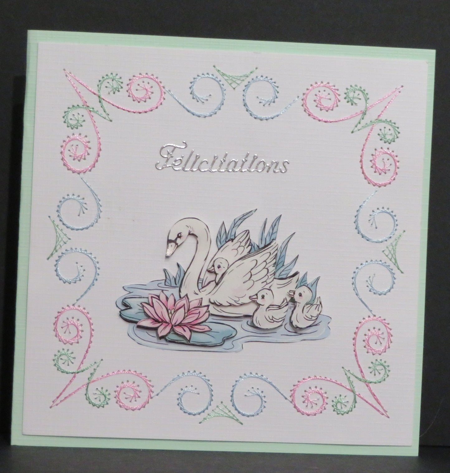 Carte artisanale 3D et broderie - Félicitation avec cygnes