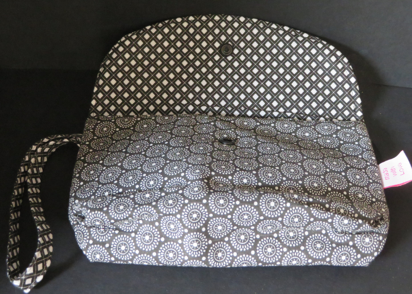 Pochette noir et blanche, pratique et pleine de charme !