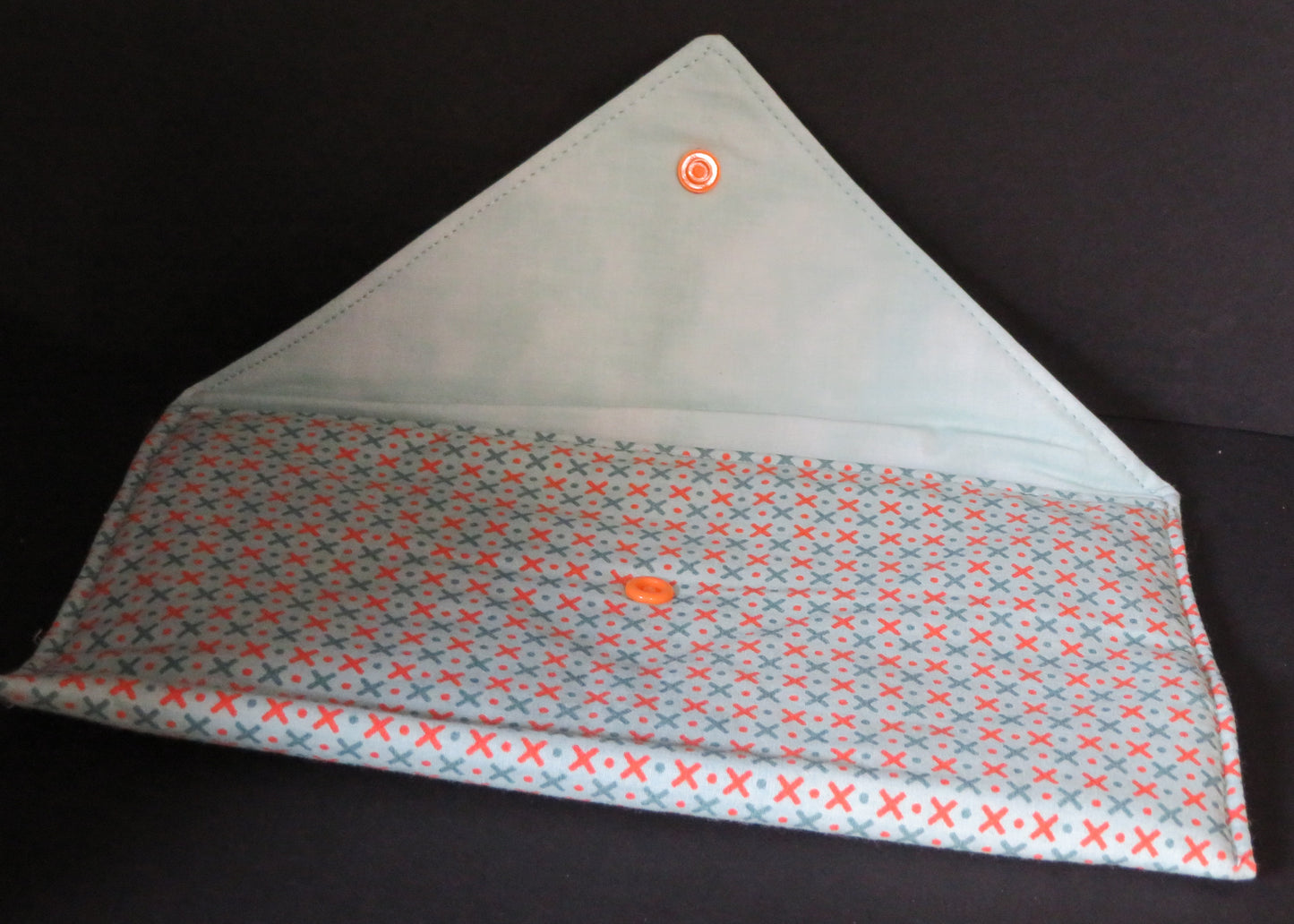 Pochette verte avec croix oranges et vertes