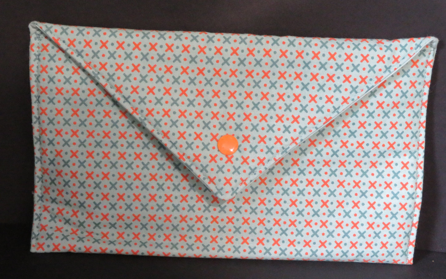 Pochette verte avec croix oranges et vertes
