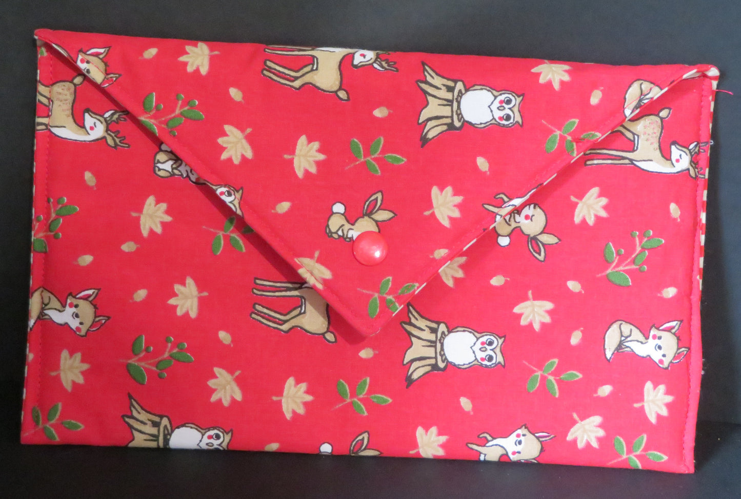Pochette rouge avec animaux de la forêt