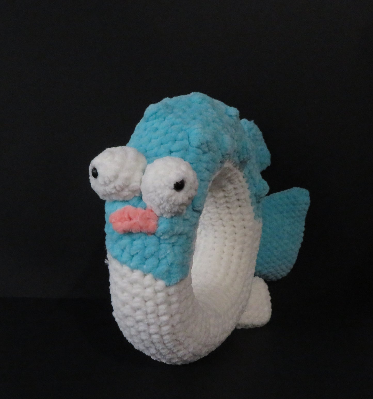 Phoque et sa bouée-poisson en crochet