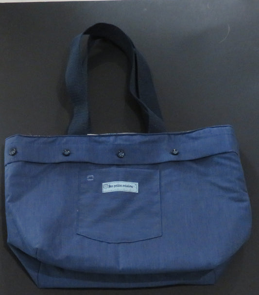 Sac bleu doublé fait à partir d'une chemise recyclée