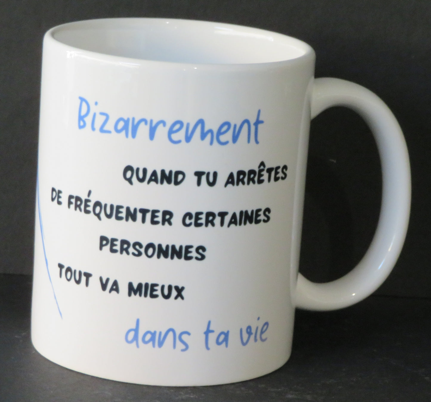 Mug "Bizarrement, quand tu arrêtes de fréquenter certaines personnes, tout va mieux dans ta vie.