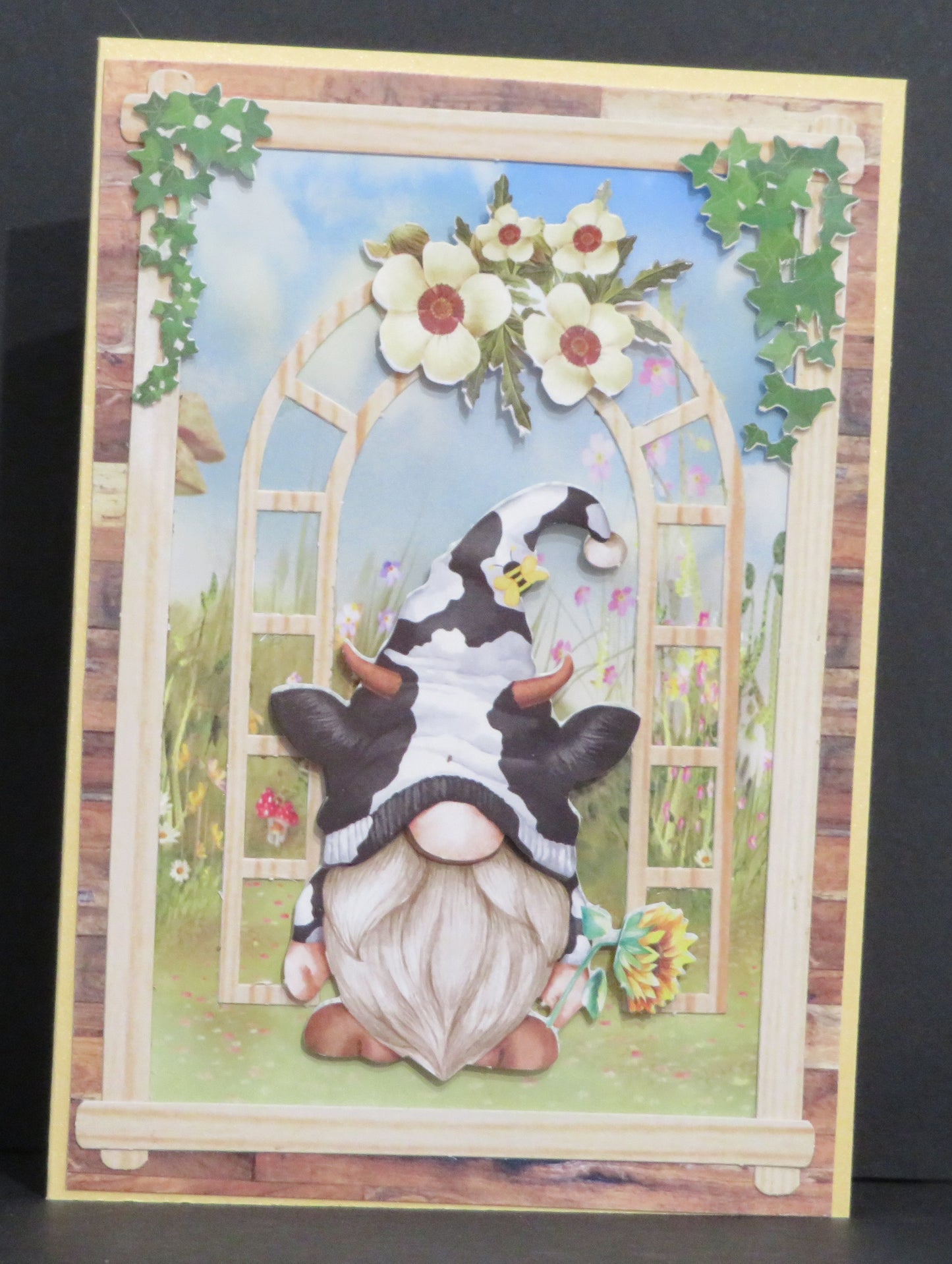 Carte artisanale 3D - Lutin vache au jardin