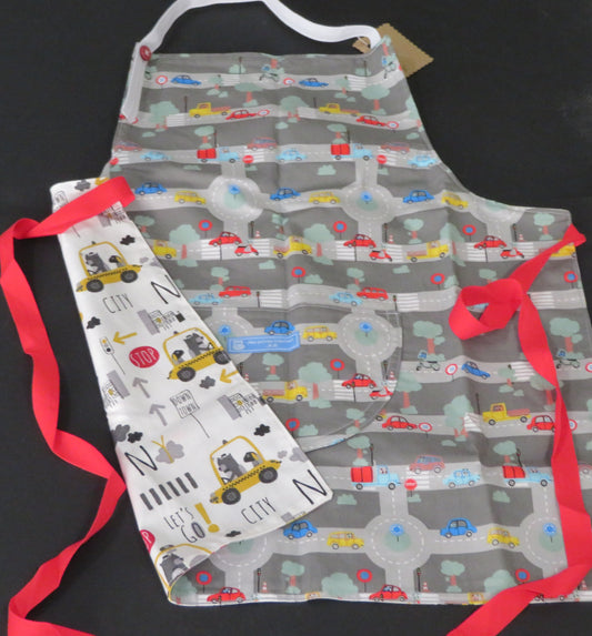 Tablier enfant réversible - Pour les petits fans de voitures !