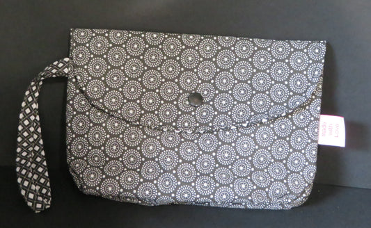 Pochette noir et blanche, pratique et pleine de charme !