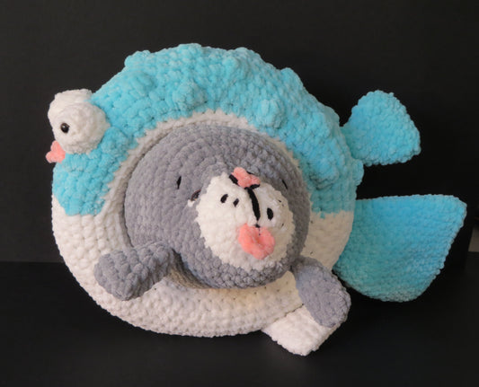 Phoque et sa bouée-poisson en crochet